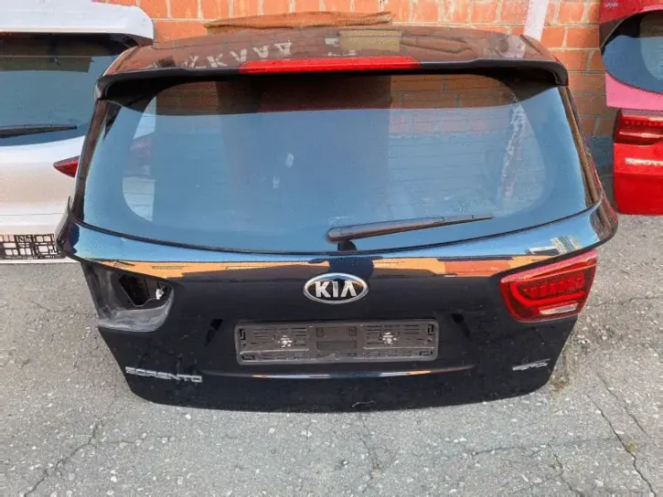 Крышка багажника Kia Sorento Prime распакована для проверки на складе Разбор №1